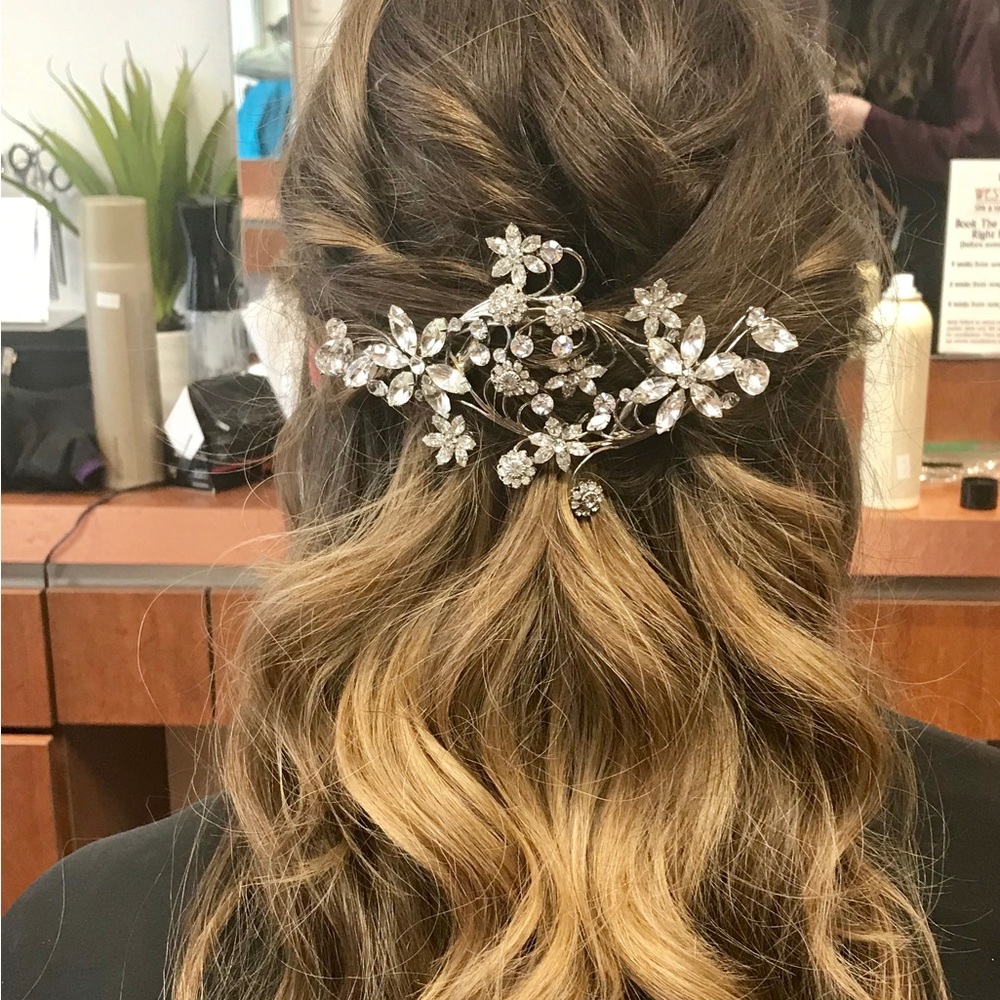 Bridal hairpiece (Kleinfeld)